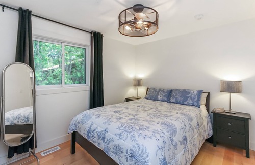 Wasaga Beach Cabaña | *3 MINUTE WALK* to best beach in Wasaga! Romantic private treed cottage getaway!