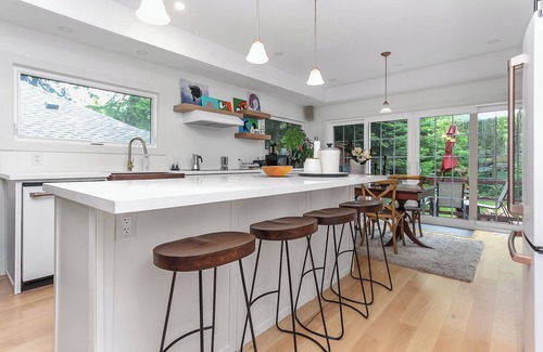 Wasaga Beach Casa | *3 MINUTE WALK* to best beach in Wasaga! Romantic private treed cottage getaway!