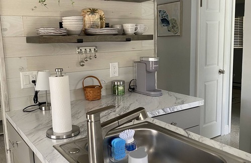Holmes Beach Apartamento | 3 Minute walk to beautiful AMI beach! Old Florida Charm with a Modern Flair!