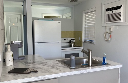 Holmes Beach Apartamento | 3 Minute walk to beautiful AMI beach! Old Florida Charm with a Modern Flair!