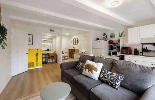 Costa Mesa Casa | 3 minutes to South Coast Plaza! Lovely garden-view retreat with King-sized bed