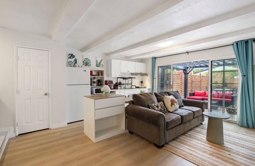 Costa Mesa Casa | 3 minutes to South Coast Plaza! Lovely garden-view retreat with King-sized bed