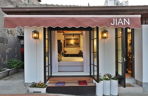 Gwanghui-dong Casa | 3 minutes to subways and buses. Modern hanok for a family or friends!
