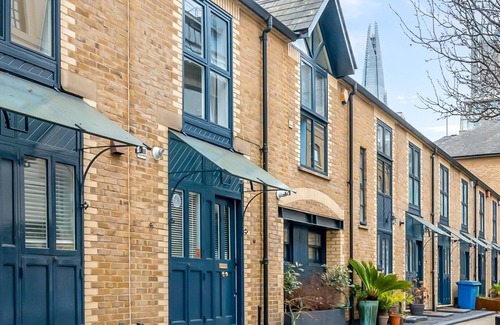 Tower Hill Casa | 3 minutes walk to Tower Bridge renovated 2 Bedrooms house with parking & garden