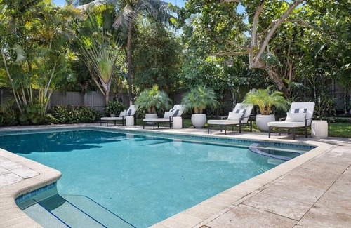 Birch Park Finger Streets Casa | 3 minutes walk to the Beach Family Vacation Home with Private Pool and Jacuzzi