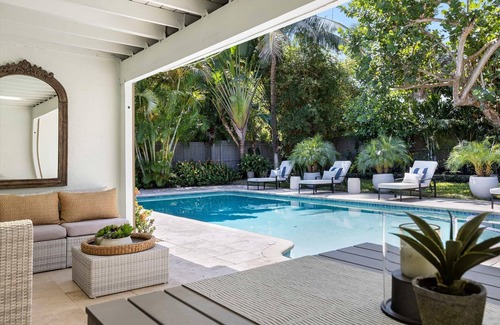Birch Park Finger Streets Casa | 3 minutes walk to the Beach Family Vacation Home with Private Pool and Jacuzzi