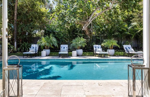 Birch Park Finger Streets Casa | 3 minutes walk to the Beach Family Vacation Home with Private Pool and Jacuzzi