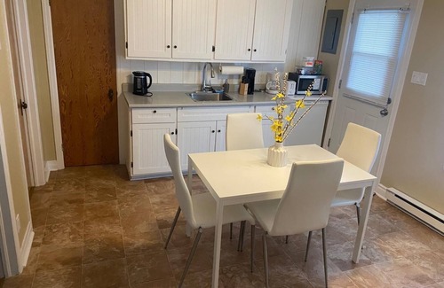 Saint-Edmond Apartamento | Chic3-Bedroom Private Garden, Parking- Self check-in- 35Min from Montréal!