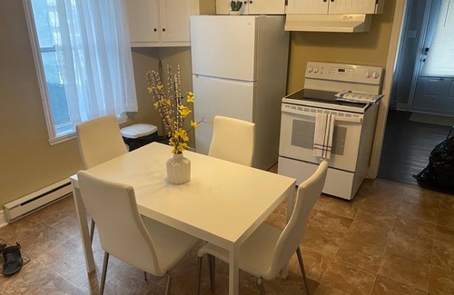 Saint-Edmond Apartamento | Chic3-Bedroom Private Garden, Parking- Self check-in- 35Min from Montréal!