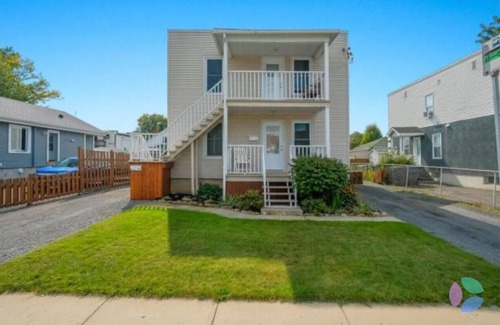 Saint-Edmond Apartamento | Chic3-Bedroom Private Garden, Parking- Self check-in- 35Min from Montréal!