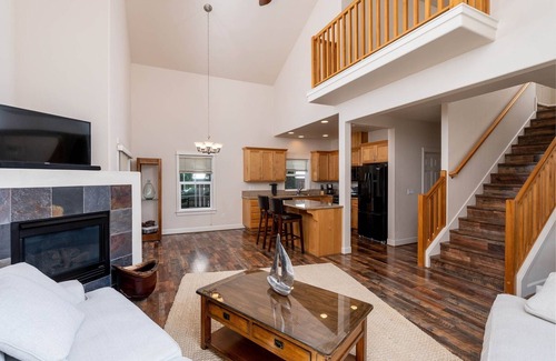 Mountain View District Casa | Monthly 1.5 Bedroom OFFICE Home, Cathedral Ceil, minutes to downtown