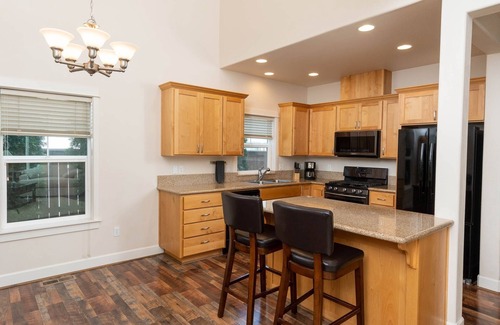 Mountain View District Casa | Monthly 1.5 Bedroom OFFICE Home, Cathedral Ceil, minutes to downtown