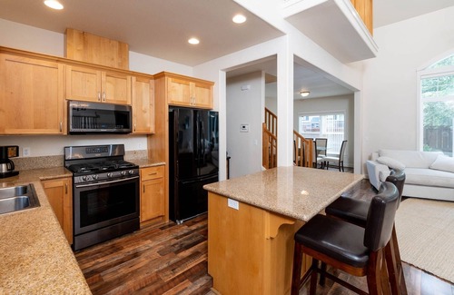 Mountain View District Casa | Monthly 1.5 Bedroom OFFICE Home, Cathedral Ceil, minutes to downtown