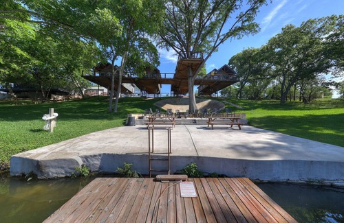 Center Point Cabina | #3 of 4 Treetop River Cabin: 6 guests +Kayaks+ Fishing+ Fire Pits=Family Fun!
