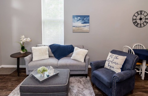 Lafayette Square Condominio | <3 of city, king bed, pet friendly & custom kitchen