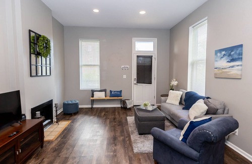 Lafayette Square Condominio | <3 of city, king bed, pet friendly & custom kitchen