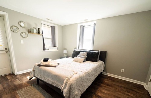 Lafayette Square Condominio | <3 of city, king bed, pet friendly & custom kitchen