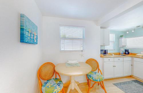 Bradenton Beach Casa | 3 Palms Cottage & Blue Turtle Bungalow