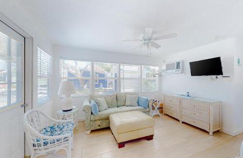 Bradenton Beach Casa | 3 Palms Cottage & Blue Turtle Bungalow