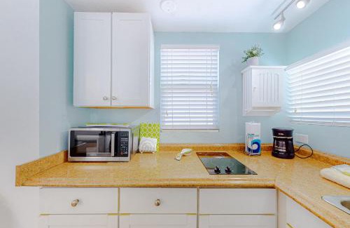 Bradenton Beach Casa | 3 Palms Cottage & Blue Turtle Bungalow