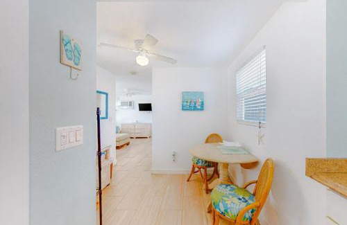 Bradenton Beach Casa | 3 Palms Cottage & Blue Turtle Bungalow