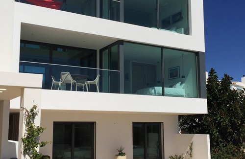 Salema Casa | Villa de diseño escandinavo Salema con fantásticas vistas al océano y la naturaleza