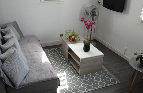 Claira Casa | Apartment for 3 people, terrace, wifi, parking, 10min from the beach.