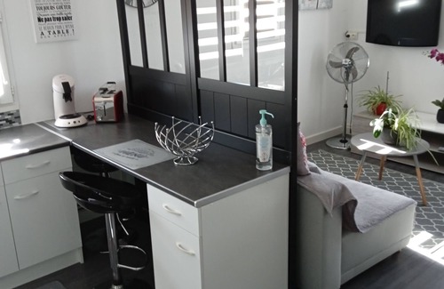 Claira Casa | Apartment for 3 people, terrace, wifi, parking, 10min from the beach.