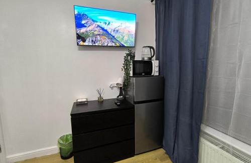 Abbey Casa | 3 Persons Room, 1min walk from South Wimbledon Station