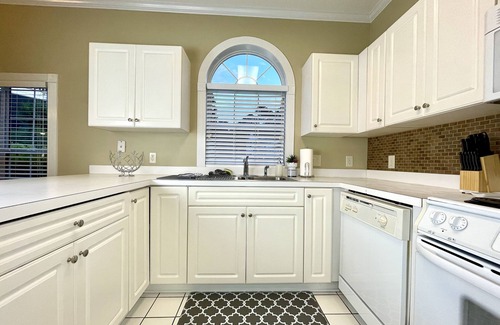 Myrtle Beach Condominio | 3 Pools, King Bed, Free Netflix, River Walk