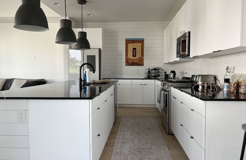 East MLK Casa | 3 Private Balconies. Sleeps 5. 5 Min From H-E-B and Muller Park