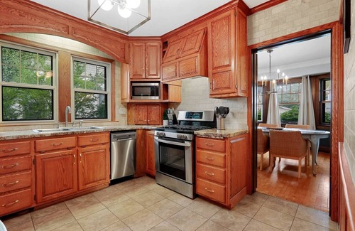 Appleton Casa | 3 Queens, Walk to Eat, Tons of Character, Spacious