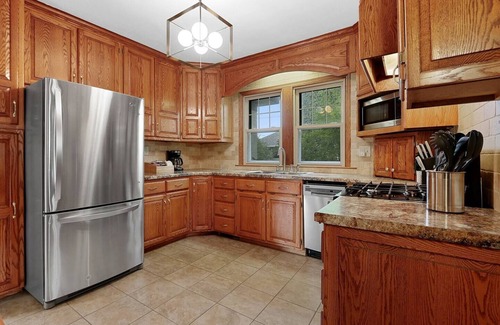 Appleton Casa | 3 Queens, Walk to Eat, Tons of Character, Spacious