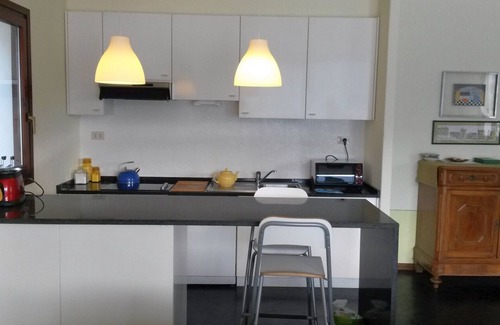 Porto Valtravaglia Apartamento | Apartamento de 3 habitaciones con jardín soleado, balcón y dos baños en la playa