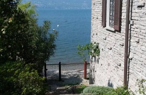 Porto Valtravaglia Apartamento | Apartamento de 3 habitaciones con jardín soleado, balcón y dos baños en la playa
