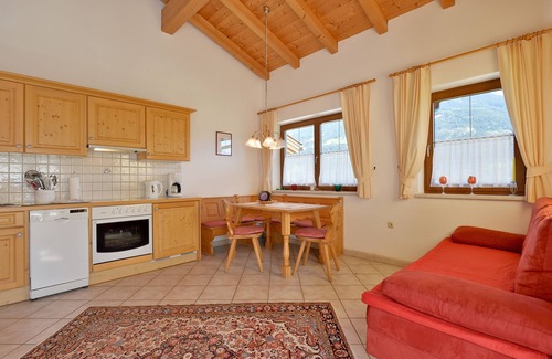 Fuegenberg Apartamento | 3-room apartment - 82 sqm upstairs - for 6 pers. (max. 4 adults and 2 children), sep. Entrance, parking lot