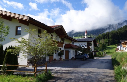Fuegenberg Apartamento | 3-room apartment - 82 sqm upstairs - for 6 pers. (max. 4 adults and 2 children), sep. Entrance, parking lot