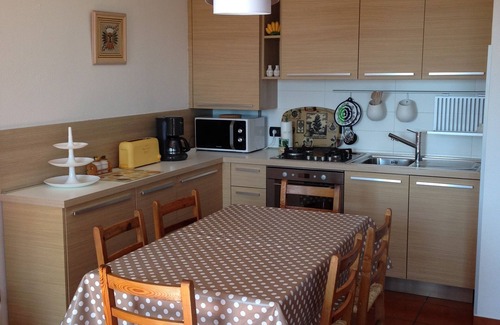 Agra Apartamento | Apartamento de 3 habitaciones con vista al lago de ensueño en una residencia con piscina y área para tomar el sol