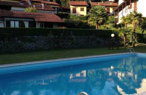 Agra Apartamento | Apartamento de 3 habitaciones con vista al lago de ensueño en una residencia con piscina y área para tomar el sol
