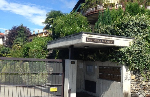 Agra Apartamento | Apartamento de 3 habitaciones con vista al lago de ensueño en una residencia con piscina y área para tomar el sol