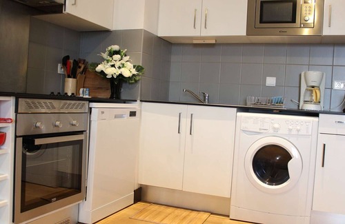Rochefort Apartamento | Apartamento de 3 habitaciones con cocina equipada, TV y parqué en Rochefort