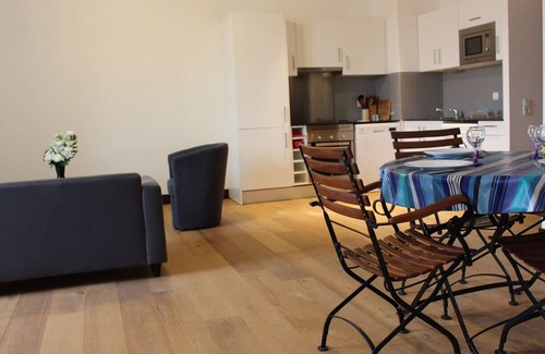 Rochefort Apartamento | Apartamento de 3 habitaciones con cocina equipada, TV y parqué en Rochefort