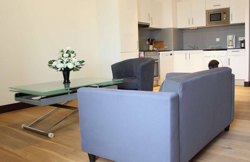 Rochefort Apartamento | Apartamento de 3 habitaciones con cocina equipada, TV y parqué en Rochefort