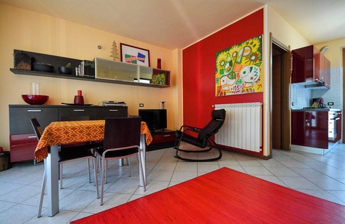 Montegrino Valtravaglia Apartamento | Apartamento de 3 piezas en una elegante residencia con piscina y pista de tenis