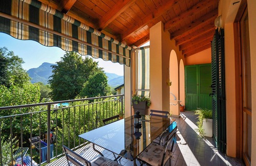 Montegrino Valtravaglia Apartamento | Apartamento de 3 piezas en una elegante residencia con piscina y pista de tenis