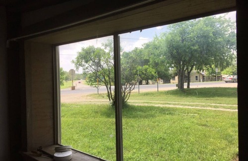 Medina Cabaña | 3 Sisters Crossroads Cottage with Big Porch, close to Lost Maples