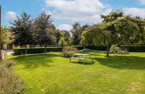 Malahide Casa | 3 storey townhouse in lush green private estate