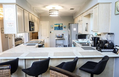 Savannah Beach Casa | 3 pisos 4br / rec / game rm 3ba + shw house 5 cuadras de la playa duerme 14 cómodamente