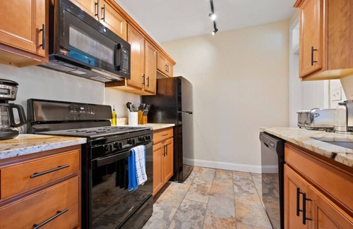 North Oakland Apartamento | 3 Story home w/11 beds! | Close to Pitt & CMU!