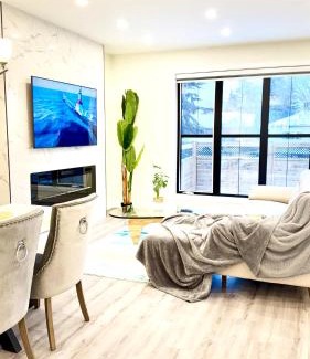 Southside Casa | 3 Story Luxury Cozy Sleek Home